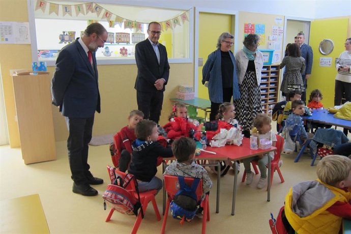El presidente de Aragón, Javier Lambán, y el consejero de Educación, Cultura y Deporte, Felipe Faci, visitan el colegio de Educación Infantil y Primaria María Zambrano de Zaragoza.