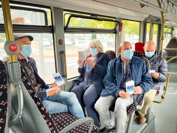 Los usuarios del transporte público amenizarán los trayectos con 60.000 libros de 'Libros sobre ruedas La Rioja'