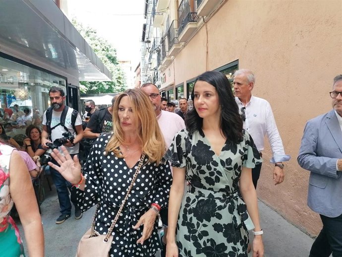 Concha Insúa junto a Inés Arrimadas en Granada (archivo).