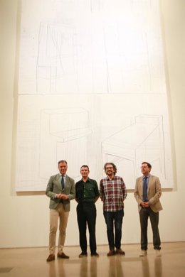 El consejero de Presidencia, Turismo, Cultura y Deportes, Marcos Ortuño, junto al artista Miguel Fructuoso (2i), el comisario de la muestra, Ángel Calvo (2d), y el director general del ICA, Manuel Cebrián (1d).