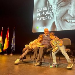 Más de 200 mayores celebran su día en un acto para reivindicar que están "en edad de disfrutar y de aportar"