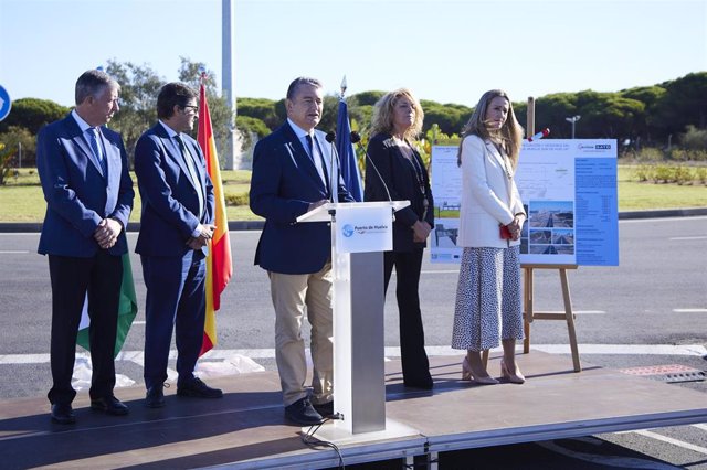 El consejero de Presidencia, Interior y Diálogo Social de la Junta de Andalucía, Antonio Sanz, durante la inauguración del desdoble de la carretera de acceso al Muelle Sur del Puerto Sur en Palos de la Frontera (Huelva).