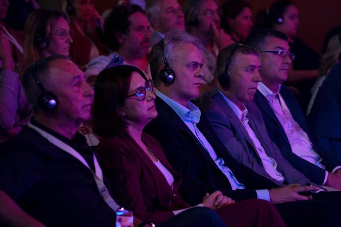 Archivo - El portavoz de Compromís, Joan Baldoví (1i); el vicepresidente y conseller de Vivienda y Arquitectura Bioclimática de la Generalitat Valenciana, Héctor Illueca (c), en una imagen de archivo