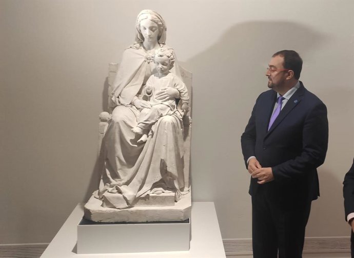 Adrián Barbón, en la exposición 'Covadonga a través del arte'