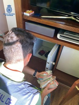 Dinero en efectivo incautado en uno de los registros.