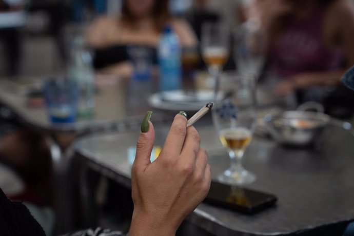 Una mujer fuma sentado en la mesa de una terraza que una nueva normativa convertirá en espacio libre de humo por el Govern, en plaza de la Vila de Grcia, a 23 de septiembre de 2022, en Barcelona, Catalunya (España). La nueva normativa consiste en conve