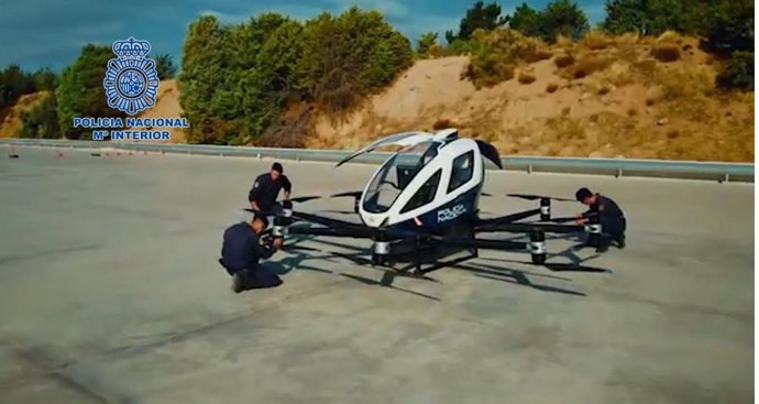 La Policía Nacional concluye con éxito los primeros vuelos de prueba del 'megadron' EH216.