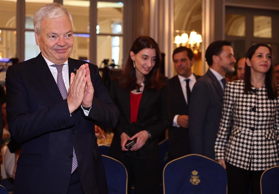El comisario de Justicia de la UE, Didier Reynders, saluda a su llegada a un desayuno Fórum Europa en el Hotel Ritz, a 30 de septiembre de 2022, en Madrid (España).