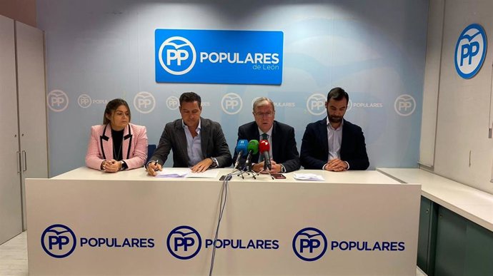 El portavoz del partido Popular en las Cortes de Castilla y León, Raúl de la Hoz, durante la rueda de prensa.