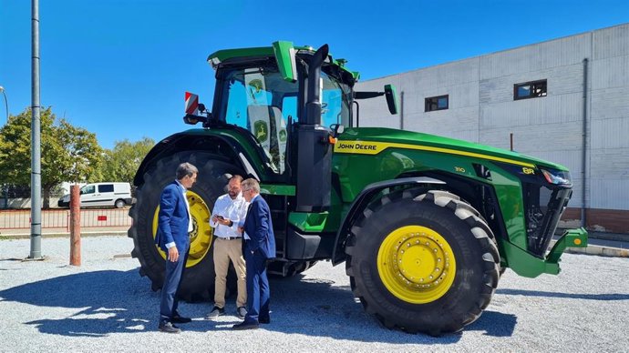 Pedro Fernández, primero por la izquierda en la imagen, en la inauguración de la I Feria Agroganadera y de la Caza Dama de Baza