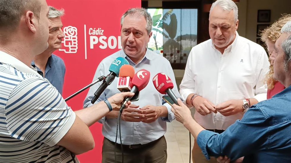 El secretario general del PSOE-A, Juan Espadas, atiende a los medios en Arcos de la Frontera (Cádiz).