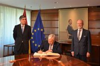 Trevijano traslada a Reynders el "compromiso" del TC con el derecho europeo y coinciden en renovar "en tiempo y forma"