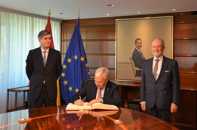 El presidente y el vicepresidente del Tribunal Constitucional (TC), Pedro González-Trevijano y Juan Antonio Xiol, respectivamente, con el comisario de Justicia de la UE, Didier Reynders.