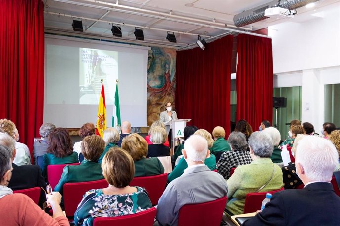 La delegada de Inclusión Social, Juventud, Familias e Igualdad de la Junta en Granada, Matilde Ortiz Arca, ha participado este viernes en el acto conmemorativo del 'Día Internacional de las Personas Mayores', en el Centro Socio Cultural Gitano de Granad