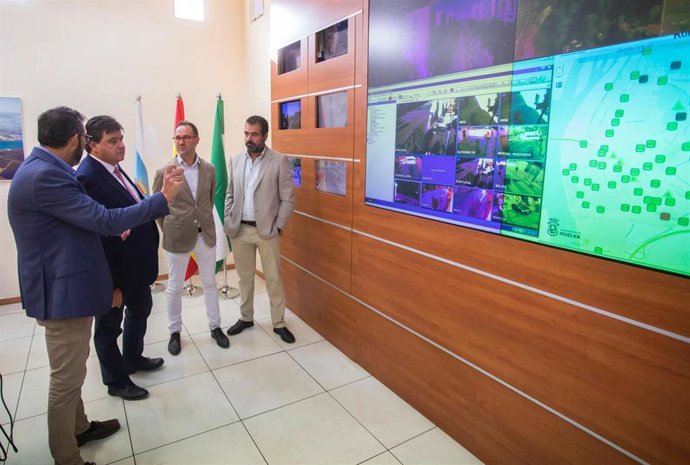 El alcalde de Huelva, Gabriel Cruz, junto al concejal de Movilidad y Seguridad Ciudadana, Luis Albillo, en el centro de control de tráfico de la nueva empresa contratada.