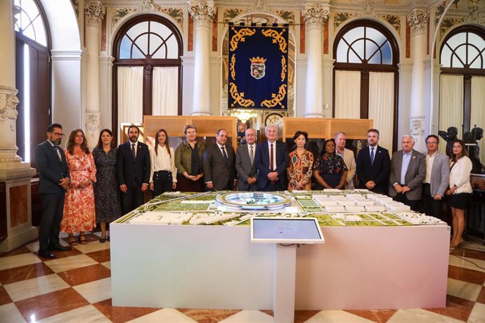 La delegación del BIE junto a De la Torre en el Ayuntamiento de Málaga