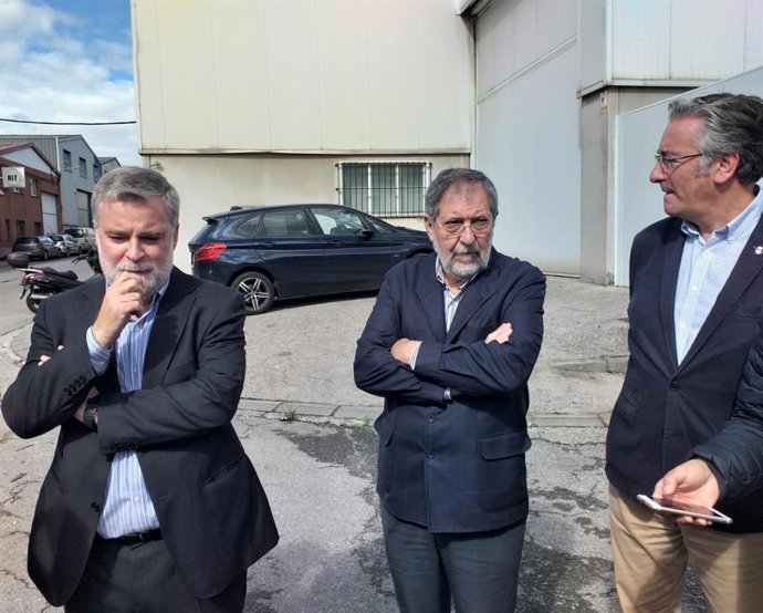(De Dcha A Izda): Pablo González, Presidente Del PP De Gijón, Ángel Seisdedos, Presidente De Promosa, Y El Presidente De La Federación 'Áreas', Pablo García Vigón, En El  Polígono De Promosa, Gijón