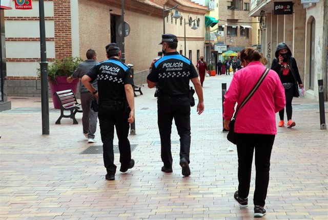 Archivo - Dos agentes de la Policía Local patrullan una de las calles comerciales del centro de Alcobendas