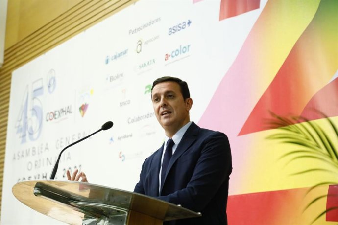 Javier Aureliano García interviene en la asamblea de Coexphal, en Aguadulce (Almería)