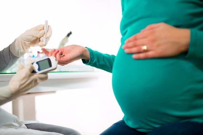 Archivo - Una mujer embarazada se somete a un control de la glucosa en sangre para controlar la diabetes gestacional