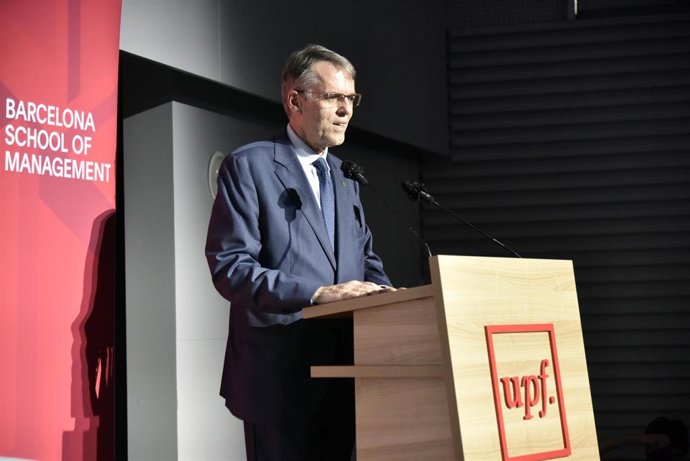 Archivo - El rector de la Universitat Pompeu Fabra (UPF), Oriol Amat, interviene en el debate Democracia, Justicia e Igualdad: Un diálogo España y América Latina, en la UPF Barcelona School of Management