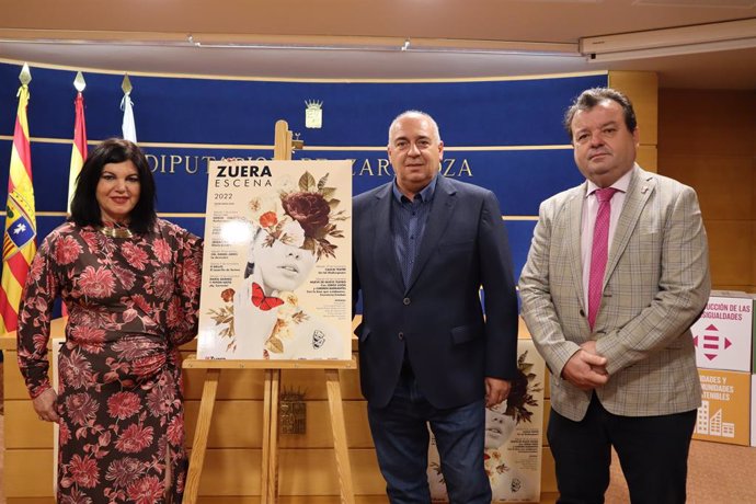 De izquierda a derecha,  la concejala de Cultura del Ayuntamiento de Zuera, Mar Blanco; el diputado provincial, Alfredo Zaldívar, y  el alcalde de Zuera, Luis Zubieta.