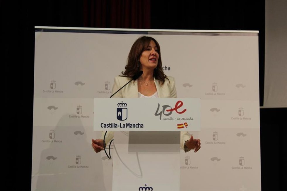 La consejera de Igualdad y portavoz, Blanca Fernández, en el II Encuentro Comarcal con Mujeres Rurales de Lezuza.