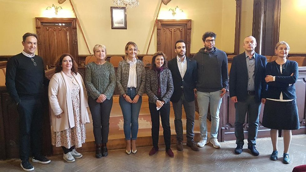 La teniente alcalde de Servicios Sociales y Hacienda del Ayuntamiento de Ávila, Ángela García, recibe a los integrantes del proyecto Mediteller. Foto UCAV.