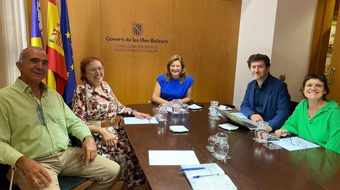 El concejal de Justicia Social, Feminismo y LGTBI+ del Ayuntamiento de Palma, Alberto Jarabo, y la consellera de Presidencia, Función Pública e Igualdad del Govern, Mercedes Garrido, en una reunión.