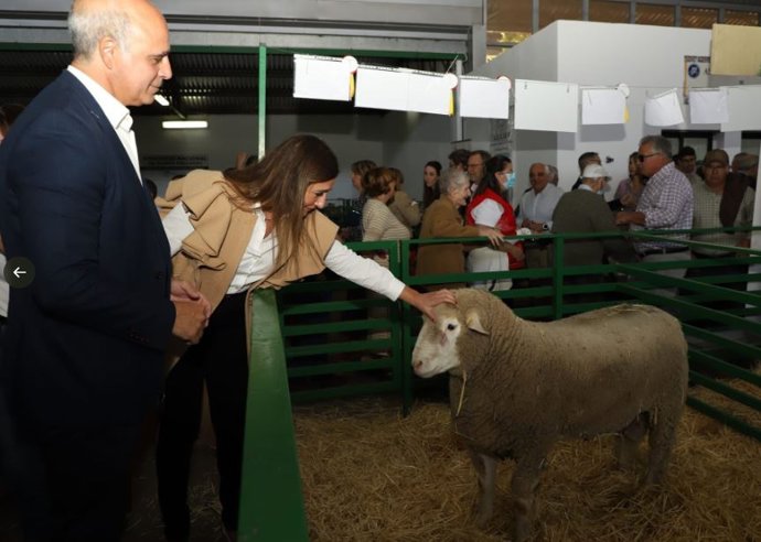 La portavoz del Grupo Parlamentario Socialista, Lara Garlito, visita la Feria Internacional Ganadera de Zafra