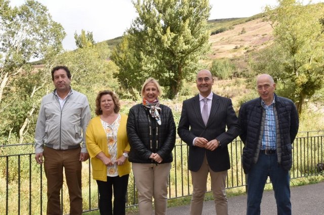 En el centro, De Gregorio se reúne con los alcaldes del futuro Parque Natural del Moncayo, en Soria.