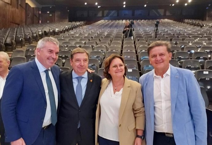 La diputada provincial Regla Martínez, junto al ministro de Agricultura, Ganadería y Pesca, Luis Planas, en el II Foro de energías renovables aplicadas al sector agroalimentario.