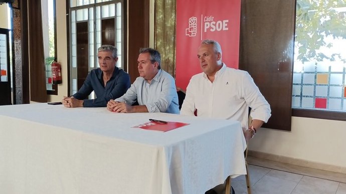 Juan Espadas con Ruiz Boix y el alcalde de Arcos.