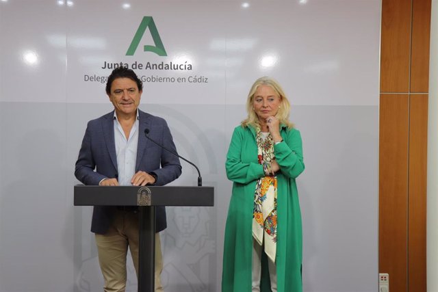 La delegada del Gobierno andaluz, Mercedes Colombo, y el delegado territorial de Empleo, Empresa y Trabajo Autónomo, Daniel Sánchez.