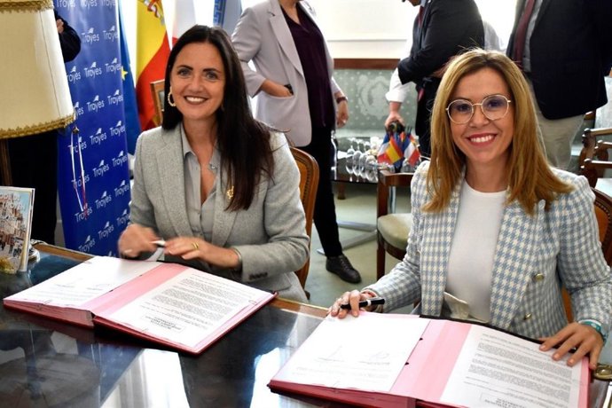 La vicealcaldesa de Cartagena, Ana Belén Castejón, y la concejala de Troyes, Valérie Bazin-Malgras, firman un Pacto de Amistad entre las dos ciudades