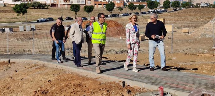 Villalobos y la alcaldesa de Castilleja de la Cuesta visitan las obras de la zona de El Valle.