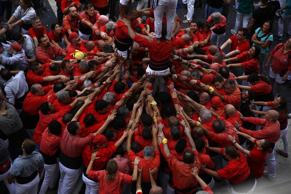 Castellers durante la celebración de las Fiestas de la Merc, en la Plaza Sant Jaume, a 24 de septiembre de 2022, en Barcelona, Cataluya