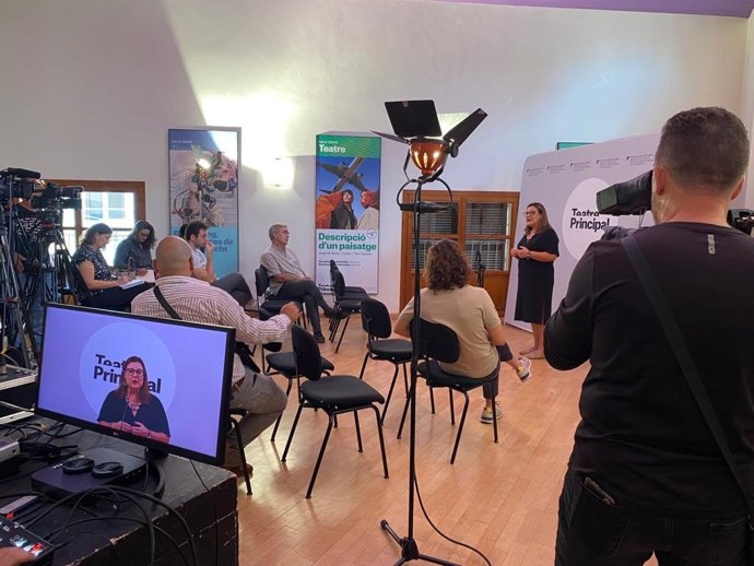 La vicepresidenta del Consell de Mallorca y consellera de Cultura, Patrimonio y Política Lingüística, Bel Busquets, presenta de la 37a temporada del Teatre Principal de Palma.