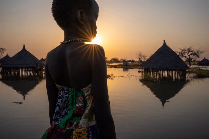 Archivo - A girl looks out over submerged houses in Panyagor in Twic East, Jonglei State in South Sudan.  Flooding has devastated much of the area and it is estimated that more than 800,000 people in South Sudan have been affected by the current floodin