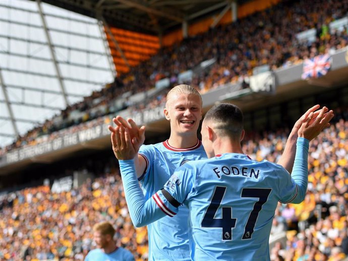 Los jugadores del Manchester City Phil Foden y Erling Haaland celebran un gol ante el Wolverhampton.  