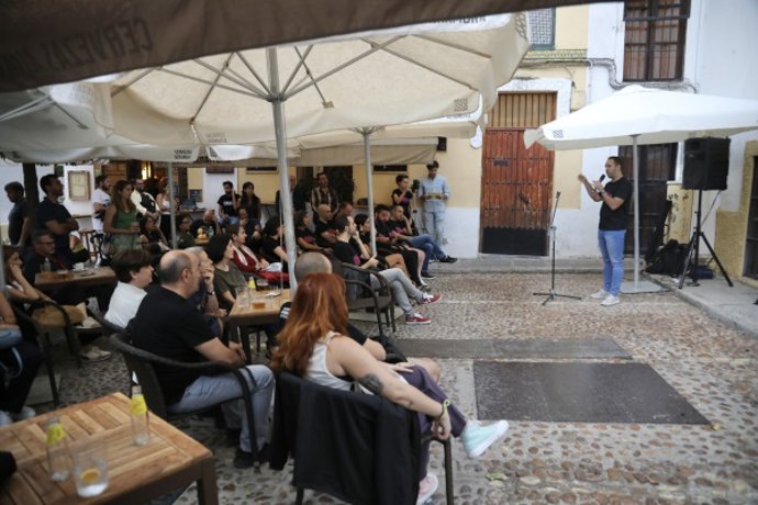 Una de las microcharlas de Ciencia en el Bar.