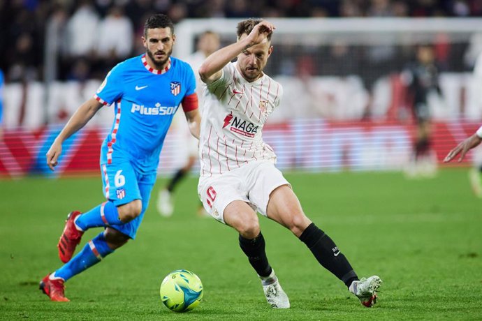 Archivo - Jorge Resurreccion "Koke" of Atletico de Madrid and Ivan Rakitic of Sevilla in action during the spanish league, La Liga Santander, football match played between Sevilla FC and Atletico de Madrid at Ramon Sanchez-Pizjuan stadium on December 18