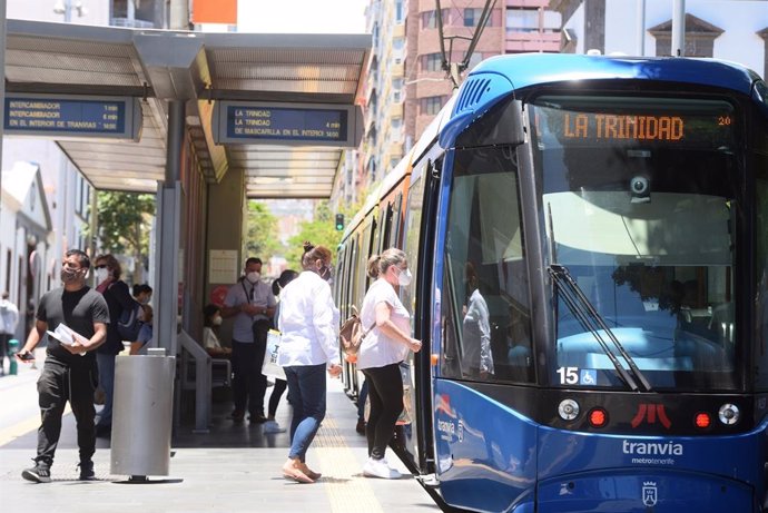 Archivo - Pasajeros accediendo al tranvía de Tenerife