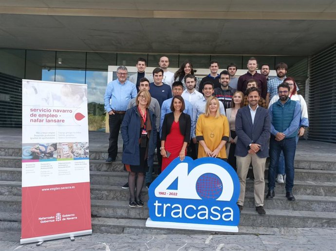 Foto de familia de responsables y alumnado del curso de formación especializada en desarrollo de software para jóvenes egresados