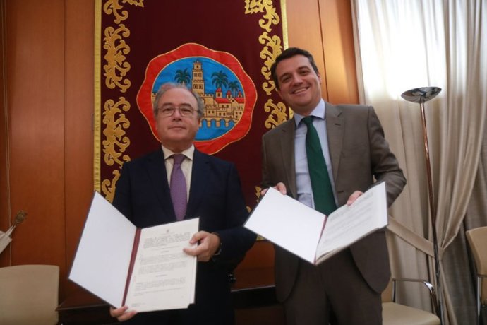 El alcalde de Córdoba, José María Bellido, y el presidente de la Confederación de Empresarios (CECO), Antonio Díaz.