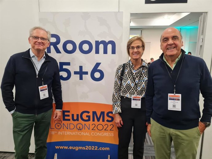 El director de Innovación, Equipos de Gestión y Evaluación del departamento de Políticas Sociales, Iñaki Artaza, el diputado foral de Políticas Sociales, Emilio Sola, y la directora de la residencia foral Lakua,