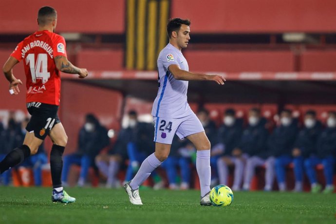Archivo - El jugador del Bara Eric Garcia en un duelo ante el Mallorca