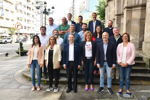 Alcaldes y alcaldes socialistas de la provincia de Pontevedra, reunidos en Vigo para trasladar su apoyo a la pesca de fondo tras el veto de la UE para faenar en 87 áreas.