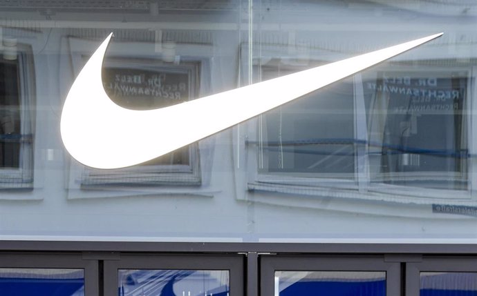 Archivo - FILED - 01 April 2020, Hamburg: The logo of the sporting goods manufacturer Nike hangs above the entrance of the department store in downtown Hamburg. Nike, the world's largest sporting goods company, is completely exiting the Russian market d