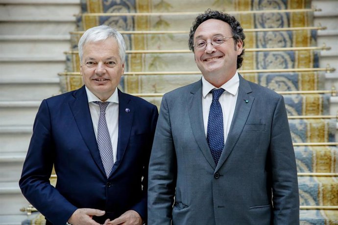 El comisario europeo de Justicia, Didier Reynders (i) y el fiscal General del Estado, Álvaro García Ortiz (d), a su salida de una reunión en la Fiscalía General.